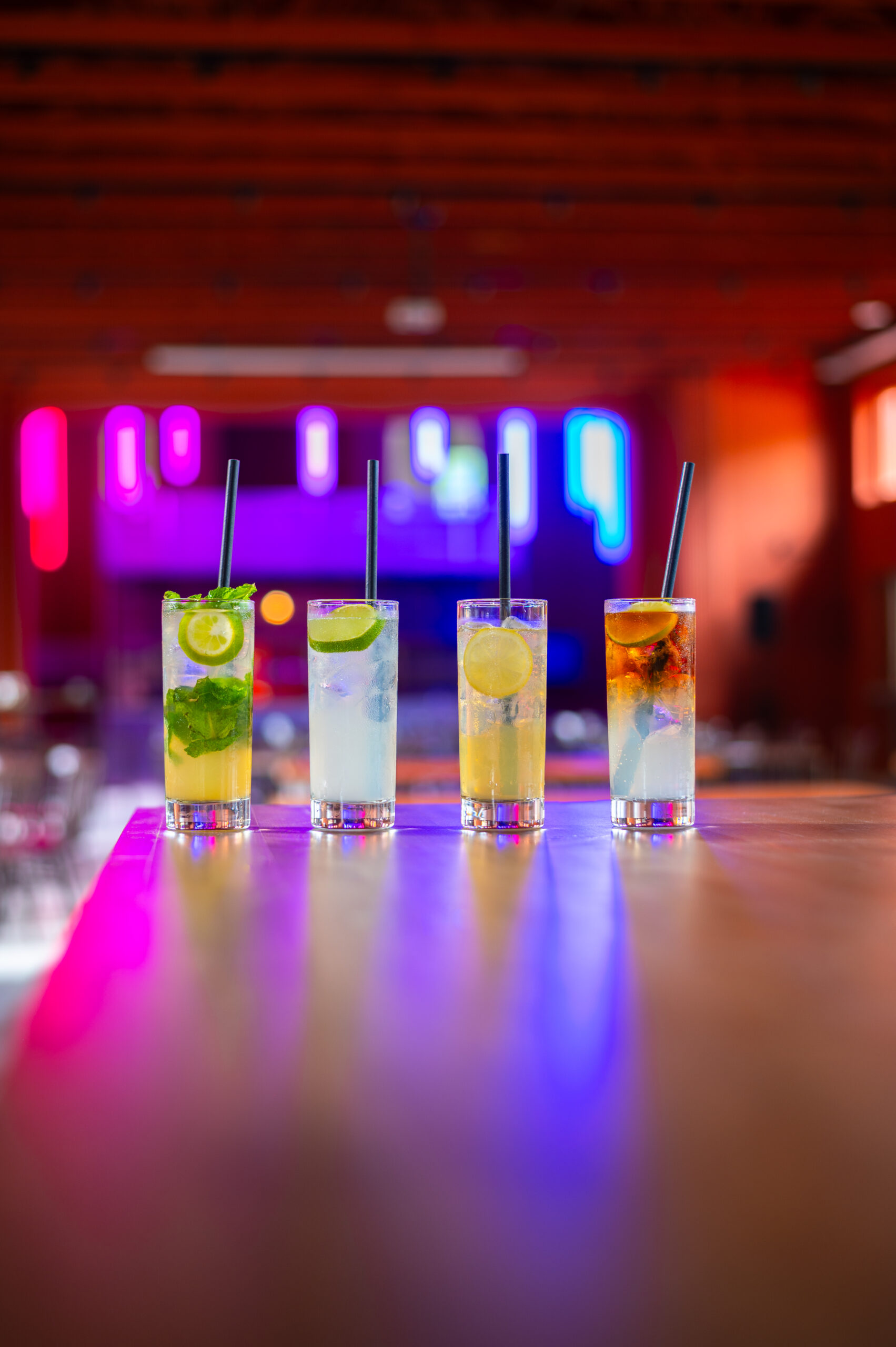 Výčep a nově zrekonstruovaný drink bar na Skautské v Ostravě Porubě s nabídkou klasických piv a drinků i minipivovarů a specialit.