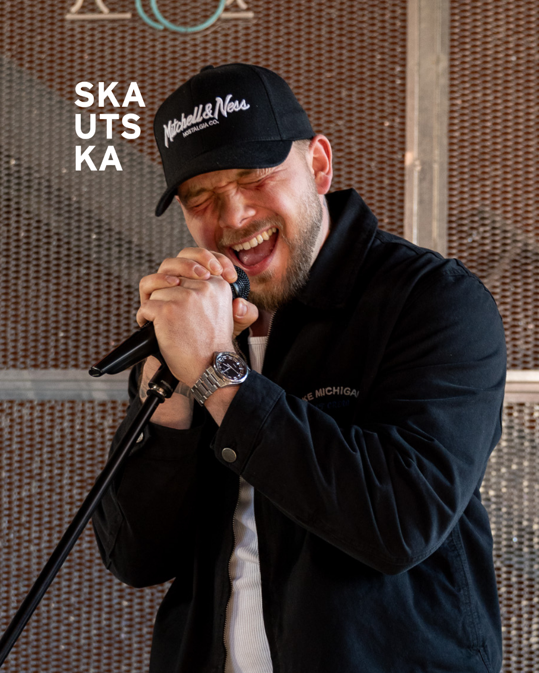 Karaoke night na Skautské v Ostravě Porubě s jukeboxem, stageí a mikrofonem.